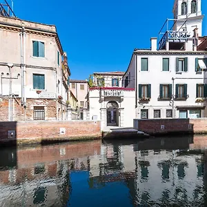 https://ln-luxe-apartment-venice-canal-view.hotelslidodijesolo.com